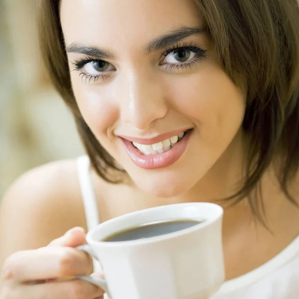 年轻快乐的微笑女人在家里喝咖啡 — 图库照片