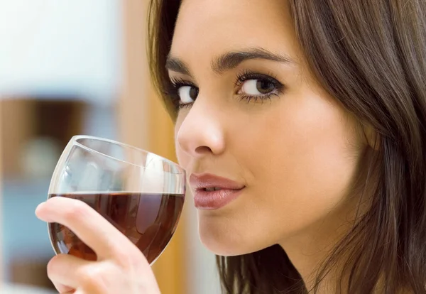 Ritratto Giovane Felice Sorridente Allegra Bella Donna Con Bicchiere Vino — Foto Stock