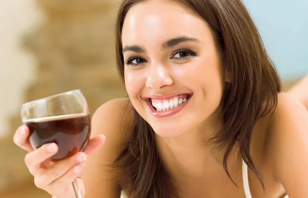 赤ワインのガラスとの若い幸せを笑みを浮かべて陽気な美しい女性のポートレート — ストック写真