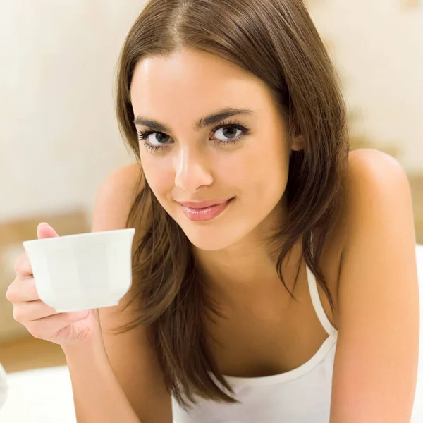Jonge Gelukkig Lachende Vrouw Drinken Koffie Thuis — Stockfoto