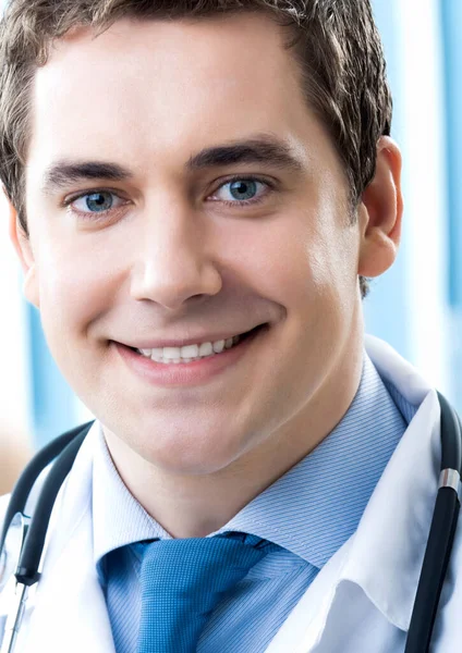 Feliz Sonriente Joven Médico Consultorio —  Fotos de Stock