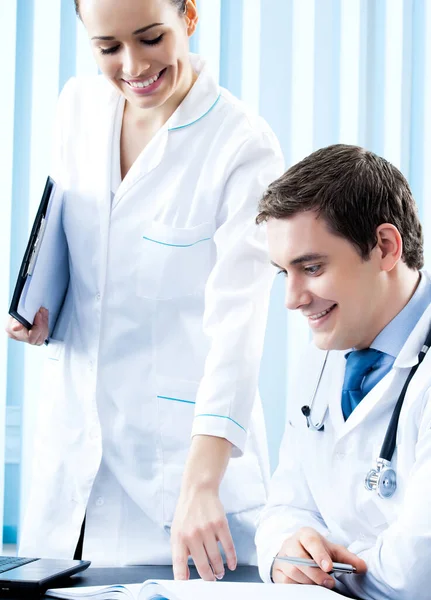 Dwoje Szczęśliwych Lekarzy Pracujących Razem Biurze — Zdjęcie stockowe