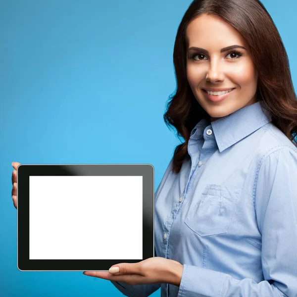 Glücklich Lächelnde Attraktive Junge Geschäftsfrau Mit Leerem Name Tablet Monitor — Stockfoto
