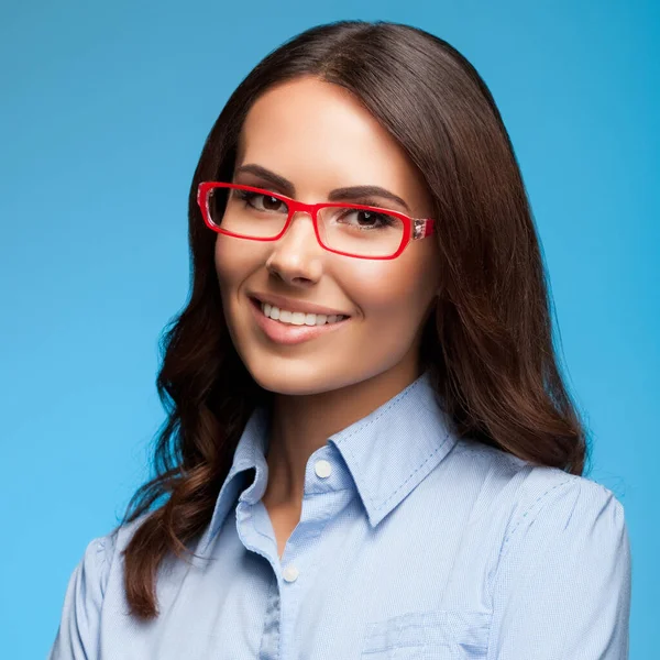Retrato Feliz Sorridente Jovem Empresária Alegre Óculos Vermelhos Fundo Azul — Fotografia de Stock