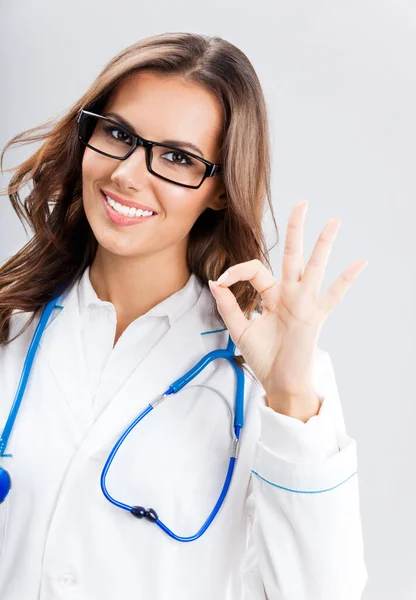 Glada Leende Ung Kvinnlig Läkare Visar Okej Gest Över Grå — Stockfoto