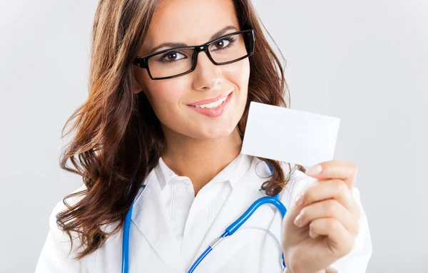 空白の名刺や招待状は 灰色の背景上示す幸せな笑顔若い女性医師の肖像画 — ストック写真