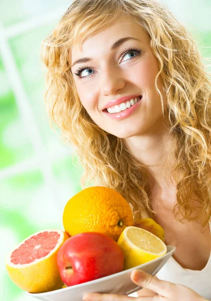 Vrolijke Lachende Blonde Vrouw Met Vruchten — Stockfoto