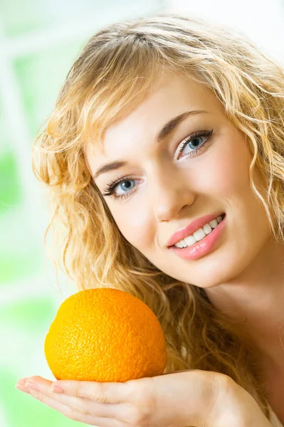 Porträtt Glada Leende Vacker Blond Kvinna Med Apelsin — Stock fotografie