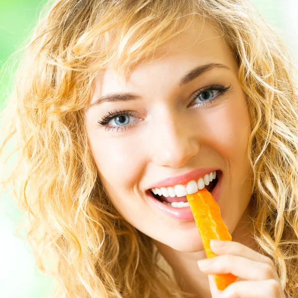 Portrait Happy Young Woman Eating Carrots — Stock Photo, Image
