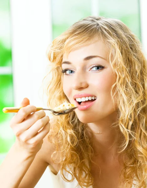 Wesoła Blond Kobieta Jedzenie Muślinu Zbóż — Zdjęcie stockowe