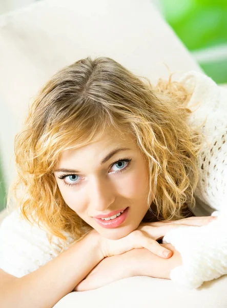 Portret Szczęśliwy Wesoły Uśmiechający Się Młody Piękny Blond Kobieta Wewnątrz — Zdjęcie stockowe