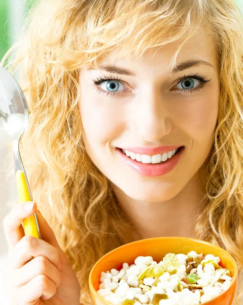 Mulher Loura Alegre Comendo Musselina Cereais — Fotografia de Stock