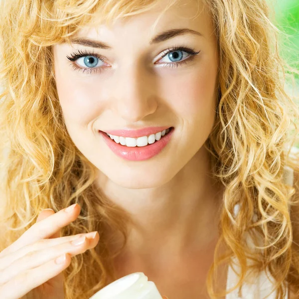 Портрет Молодой Счастливой Улыбающейся Веселой Красивой Блондинки Наносящей Крем Дома — стоковое фото