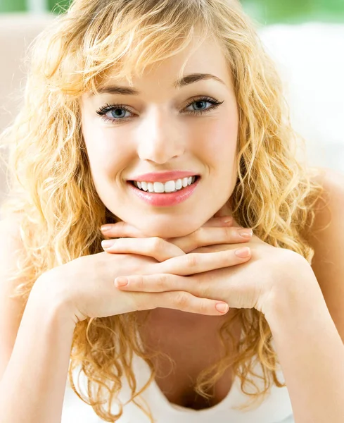 Portrait Joyeuse Jeune Femme Blonde Souriante Joyeuse Intérieur — Photo