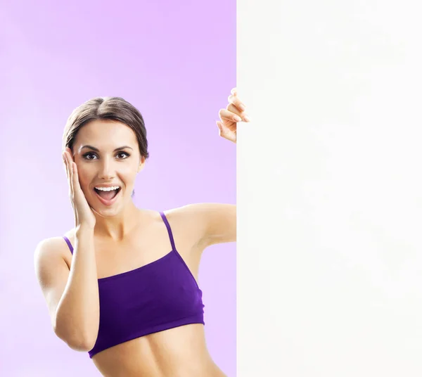 Cheerful Young Woman Fitness Wear Showing Blank Signboard Copyspace Rose — Stock Photo, Image