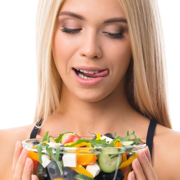 Beyaz Arka Planda Izole Edilmiş Bir Tabak Salatalı Bir Kadın — Stok fotoğraf