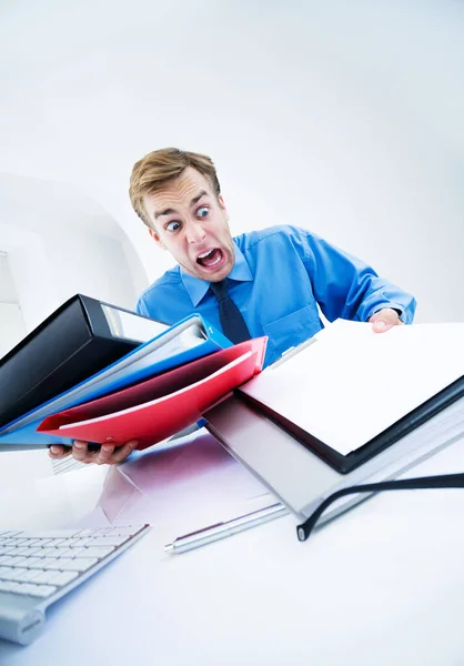 Смешной Стрессе Молодой Бизнесмен Синей Рубашке Папками Документами Концепция Работы — стоковое фото