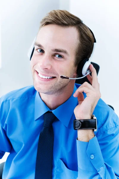 Retrato Feliz Sonriente Joven Soporte Telefónico Operador Masculino Auriculares Lugar — Foto de Stock