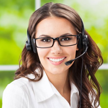 mutlu gülümseyen güzel neşeli genç destek telefonu operatörü kulaklık, ofisinde portresi