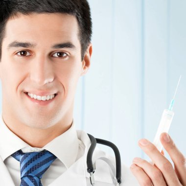 şırınga ile neşeli doktor portresi