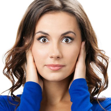 Elleriyle kulaklarını kapatan genç bir kadının portresi, beyaz arka planda izole edilmiş.