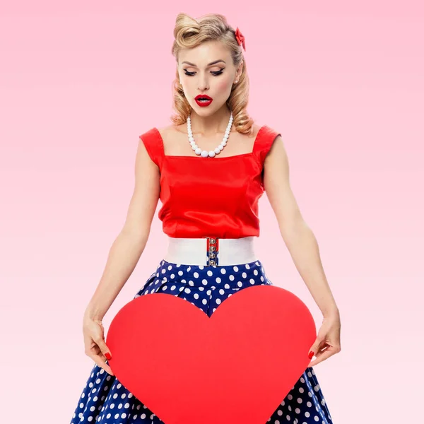Woman Holding Heart Symbol Dressed Pin Style Dress Polka Dot — Stock Photo, Image