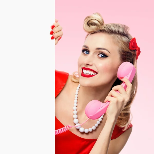 Mulher Com Telefone Vestido Estilo Pin Mostrando Tabuleta Branco Com — Fotografia de Stock