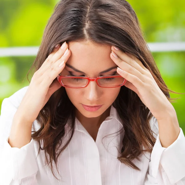 Pensar Cansado Enfermo Con Dolor Cabeza Mujer Negocios Oficina —  Fotos de Stock