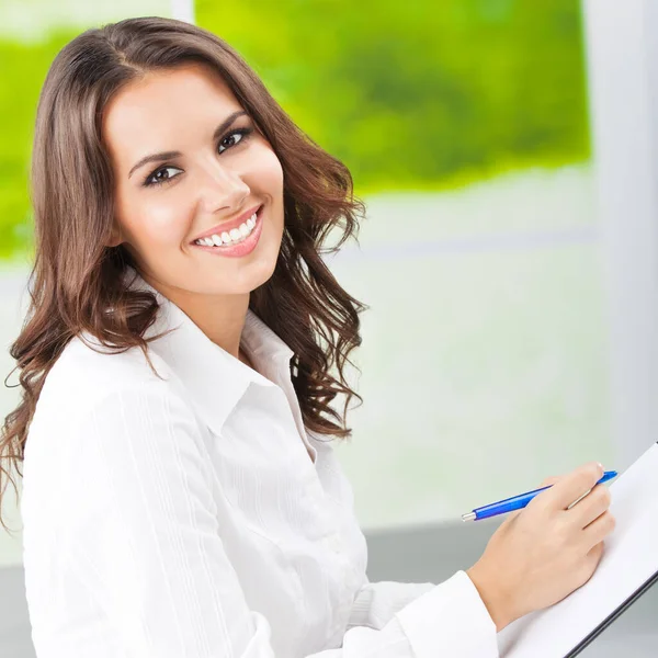 Retrato Jovem Feliz Sorridente Mulher Negócios Trabalhando Com Documentos Escritório — Fotografia de Stock