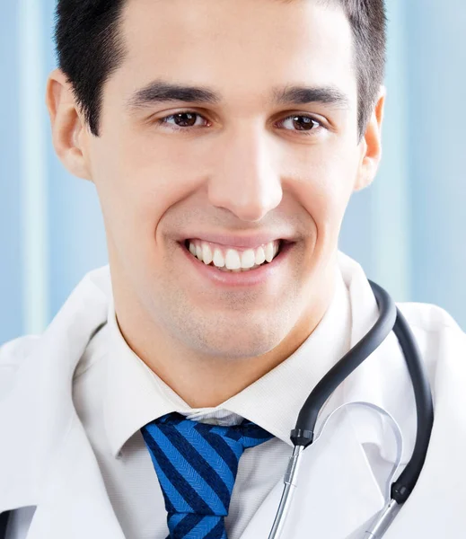Χαρούμενος Χαμογελαστός Νεαρός Γιατρός Στο Γραφείο — Φωτογραφία Αρχείου