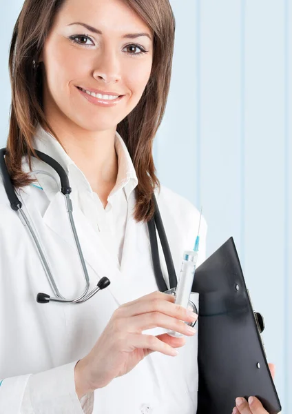 Porträtt Glad Kvinnlig Läkare Med Spruta — Stockfoto
