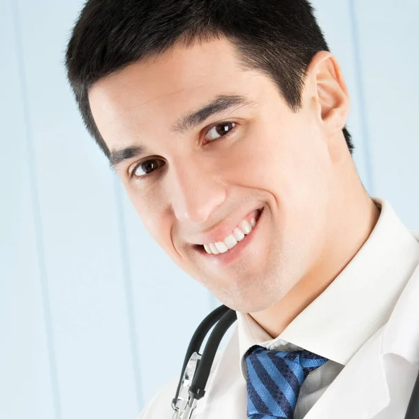 Šťastný Usmívající Mladý Lékař Kanceláři — Stock fotografie