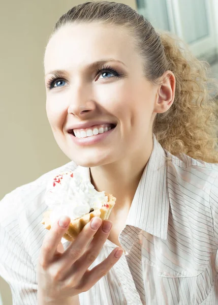 Χαρούμενα Χαμογελώντας Ξανθιά Γυναίκα Τρώει Τούρτα Στο Σπίτι — Φωτογραφία Αρχείου