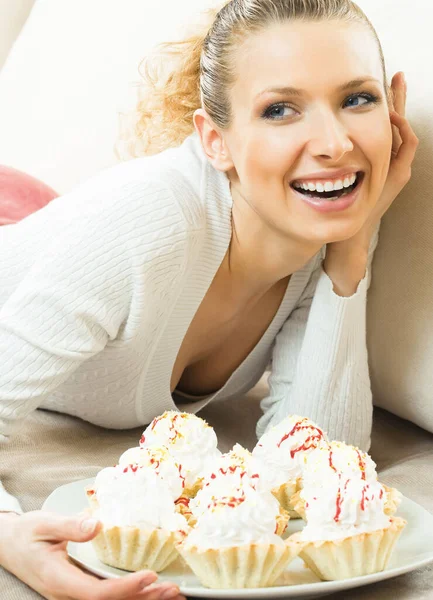 Χαρούμενα Χαμογελώντας Ξανθιά Γυναίκα Πιάτο Κέικ Στο Σπίτι — Φωτογραφία Αρχείου