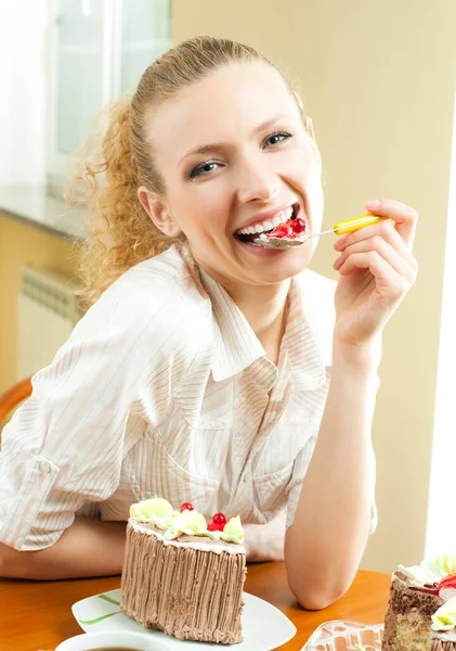 Χαρούμενα Ξανθιά Νεαρή Γυναίκα Τρώει Torte Εσωτερικούς Χώρους — Φωτογραφία Αρχείου