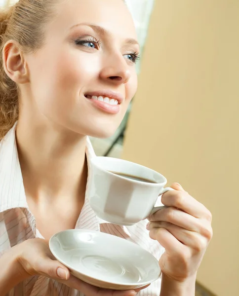 自宅でコーヒーやお茶を飲んで幸せな美しいブロンド女の肖像 — ストック写真