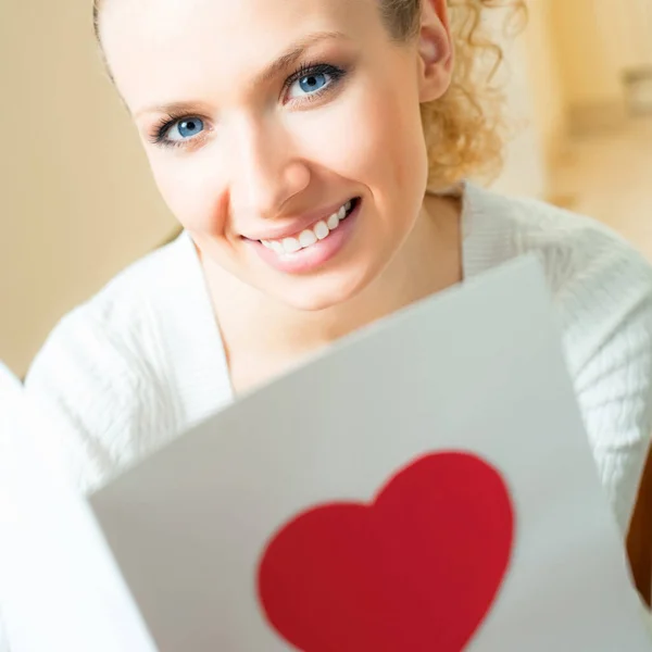 バレンタイン カードを読んで 陽気な笑顔若い女性 — ストック写真