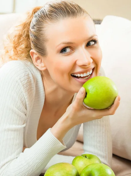 Joven Feliz Sonriente Hermosa Mujer Rubia Con Manzanas —  Fotos de Stock