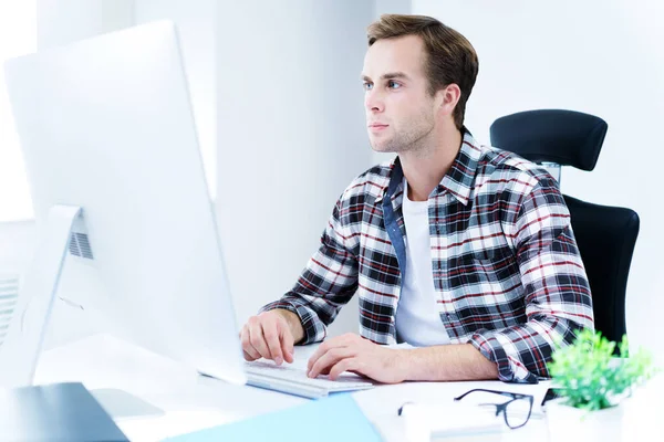 Seriöser Mann Freizeitkleidung Der Büro Mit Dem Computer Arbeitet Erfolgreiches — Stockfoto