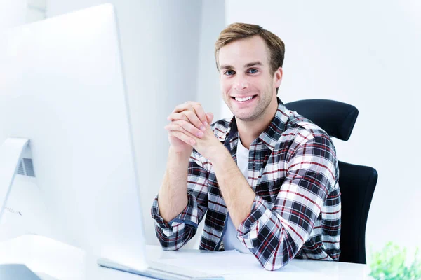 Šťastně Usmívající Muž Neformálním Oblečení Kanceláři Úspěch Podnikatelské Pracovní Vzdělávací — Stock fotografie
