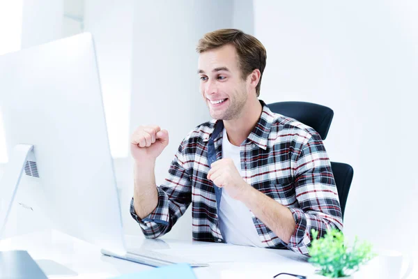Hombre Muy Feliz Ropa Casual Trabajando Con Computadora Oficina Éxito —  Fotos de Stock