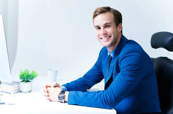 Portret Młodego Uśmiechniętego Biznesmena Niebieskim Garniturze Sukces Biznesie Praca Edukacja — Zdjęcie stockowe
