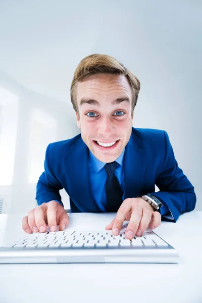 Πολύ Χαρούμενος Επιχειρηματίας Μπλε Κοστούμι Που Δουλεύει Υπολογιστή Στο Γραφείο — Φωτογραφία Αρχείου