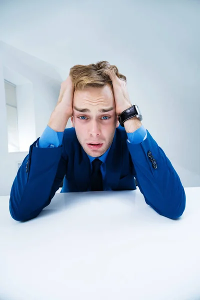 Divertido Hombre Negocios Cansado Triste Traje Azul Trabajando Con Computadora — Foto de Stock
