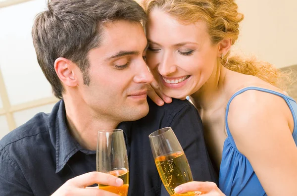 陽気な笑顔持つのカップルのシャンパン 屋内の肖像画 — ストック写真