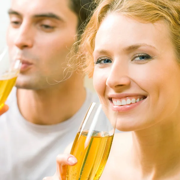 Portrait Couple Souriant Joyeux Avec Champagne Intérieur — Photo