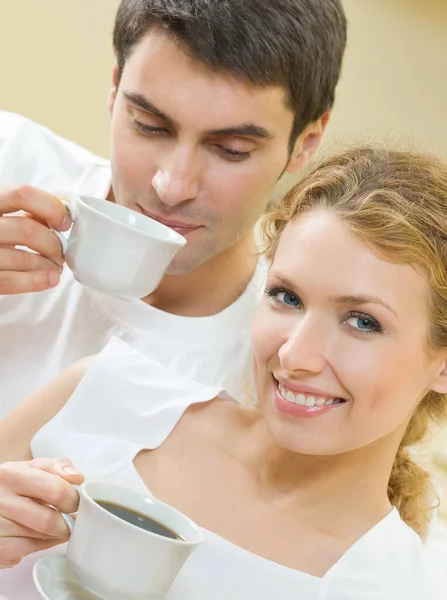 Vrolijke Paar Met Kopjes Koffie Binnen — Stockfoto
