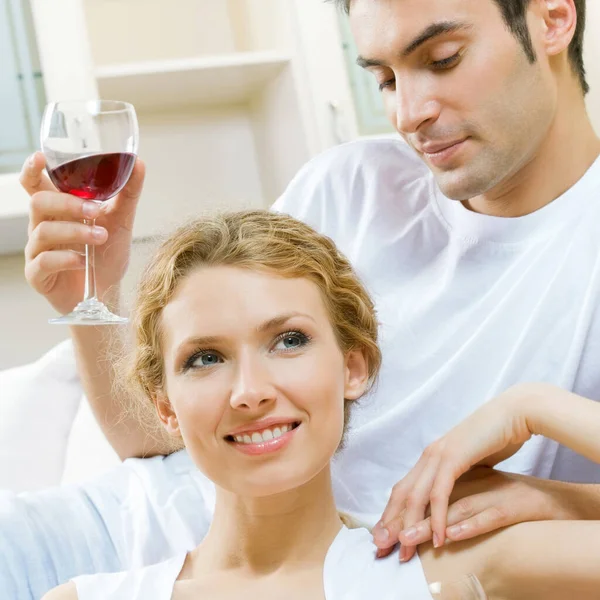 Portrait Couple Souriant Joyeux Avec Des Verres Vin Rouge Intérieur — Photo