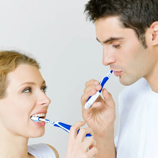 Joyeux Jeune Couple Nettoyer Les Dents Ensemble — Photo