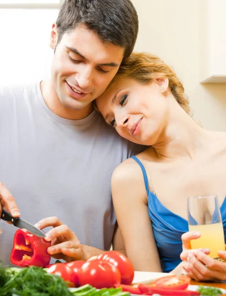 陽気な若いカップル Prepairing ベジタリアン サラダ自宅で調理 — ストック写真